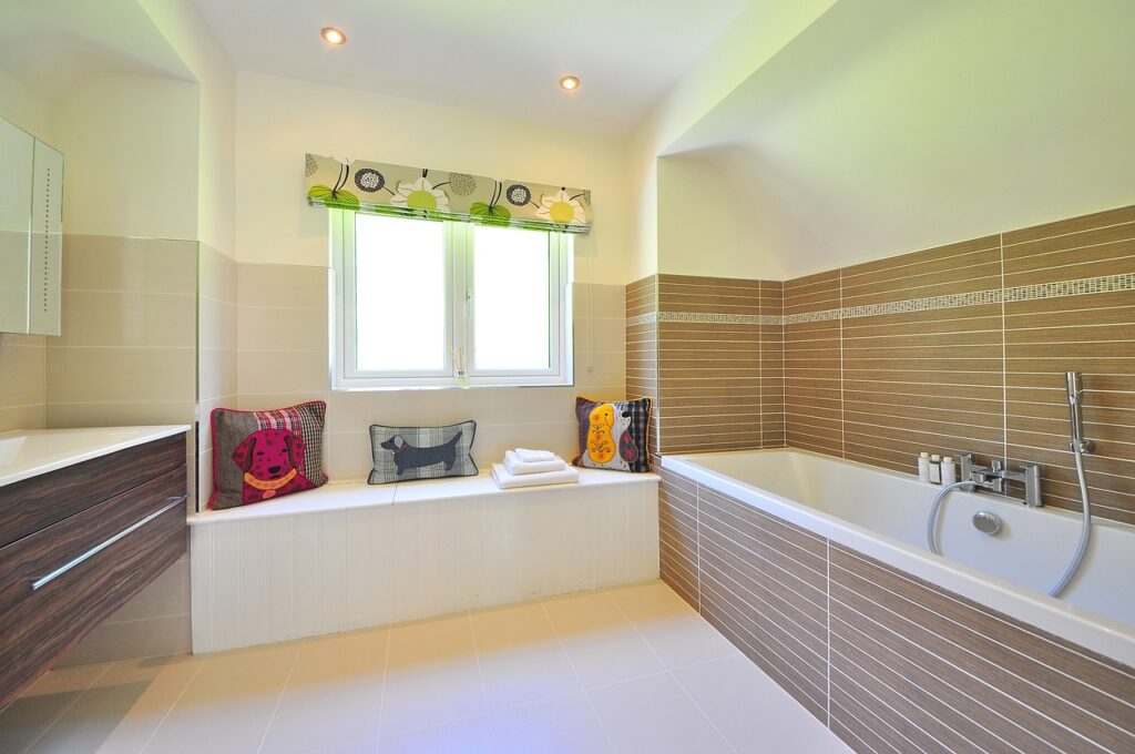 Arredare il bagno in stile moderno: come scegliere mobili e sanitari - image bathroom-1336162_1280-1024x680 on http://www.designedoo.it