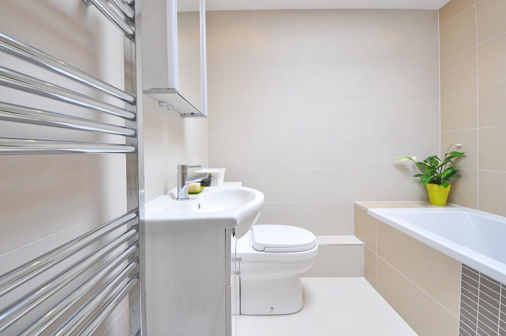 Arredare il bagno in stile moderno: come scegliere mobili e sanitari - image bathroom-1336164_1280-1024x680 on http://www.designedoo.it